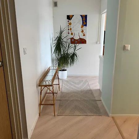 Excellent Location! Bright One-bedroom In The Heart Of Διαμέρισμα *