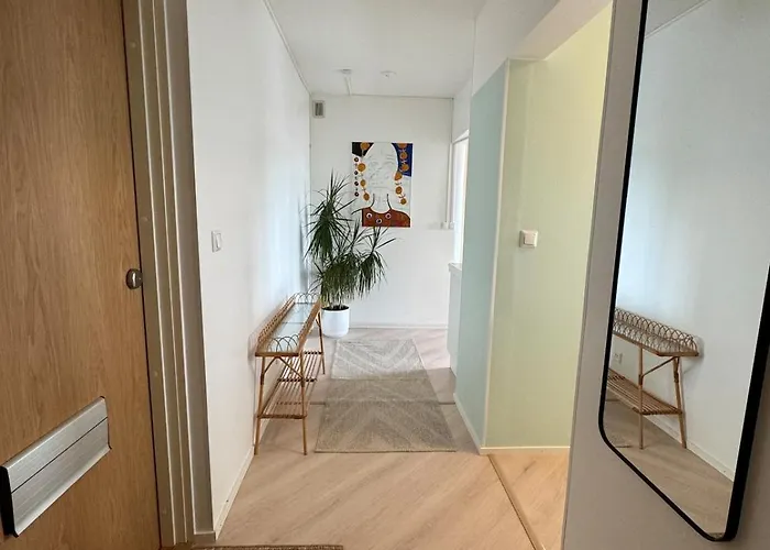 Excellent Location! Bright One-bedroom In The Heart Of *